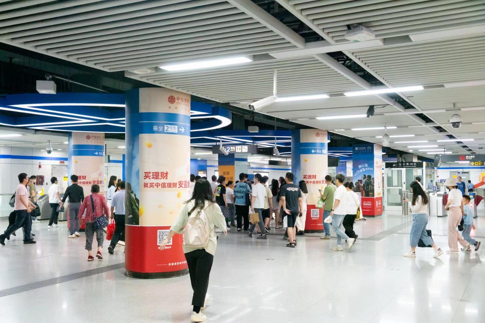 南京地铁鸡鸣寺站品牌森林广告